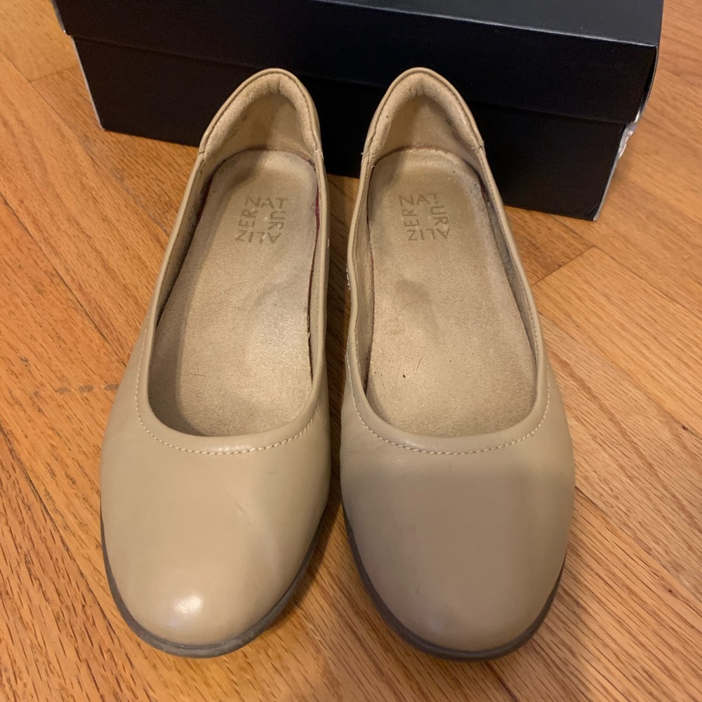 Naturalizer 8 medium flexy nude leather flats Euc